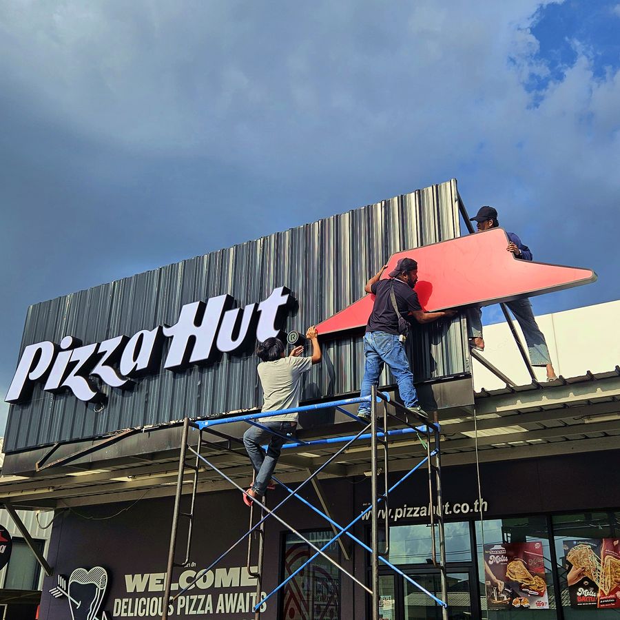 ทีม Banchang Art ติดตั้งสัญลักษณ์ Pizza Hut บนป้ายหน้าร้าน