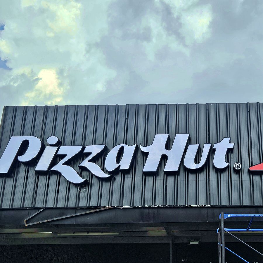 ป้ายตัวอักษร Pizza Hut บน facade ในเวลากลางวัน
