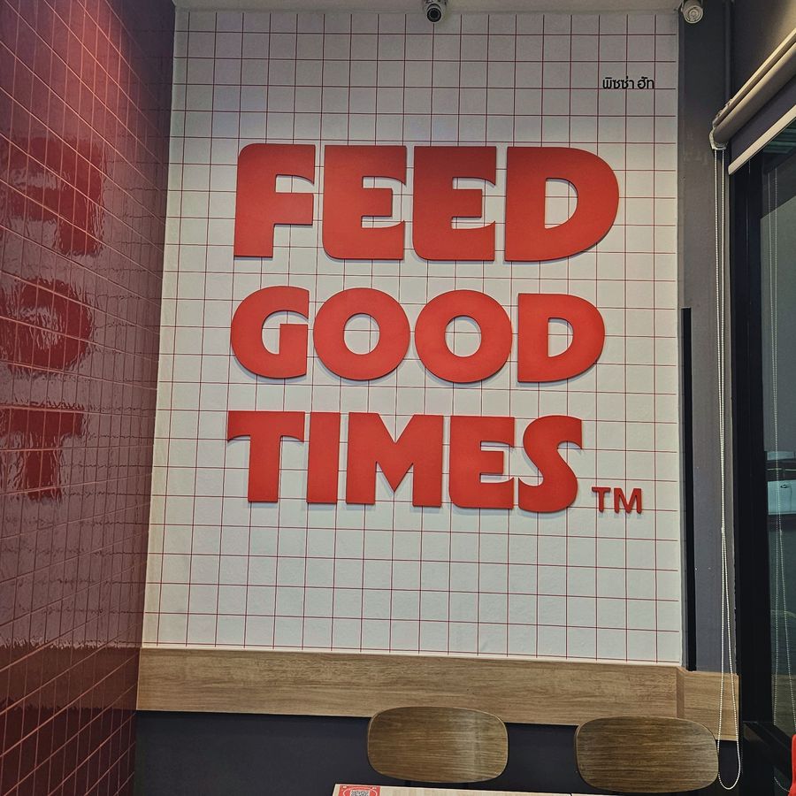 ผลงานตัวอักษร Feed Good Times ตกแต่งภายในร้าน Pizza Hut